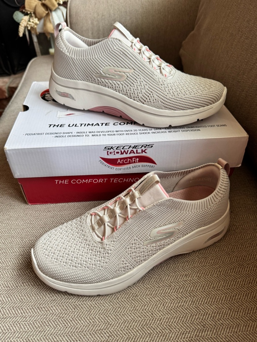 Sketchers Women's GO WALK Arch Fit “Crystal Waves” Walking Sneakers - Size 8.5